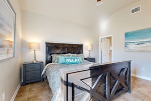 4 bedrooms, iron/ironing board, internet, bed sheets - Cozy house with spacious living space, large patio, WIFI and Hill country views (New Braunfels)