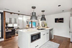 Fridge, microwave, oven, stovetop - Contemporary Retreat in Historic Gentilly – Stylish, Smart & Centrally Located (New Orleans)