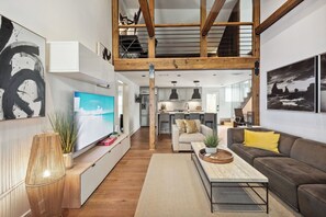 Smart TV, books - Charming 3BR / 2.5BA Home in  Gentilly – Close to French Quarter & Lakefront (New Orleans)