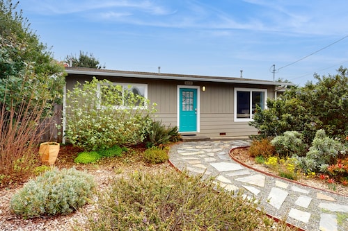 Cozy Home w/ Large Yard, Free WiFi, & Private Hot Tub - Close To Bluffs & Trail