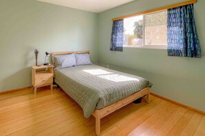 3 bedrooms, iron/ironing board, internet, bed sheets