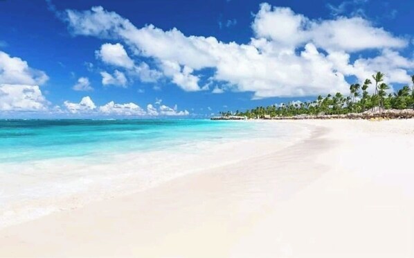 Beach - Private Beach Retreat, Free WiFi, Gym, Pool view Condo with Golf in Punta Cana (Punta Cana)