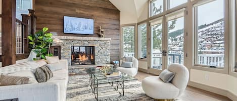 Smart TV, fireplace