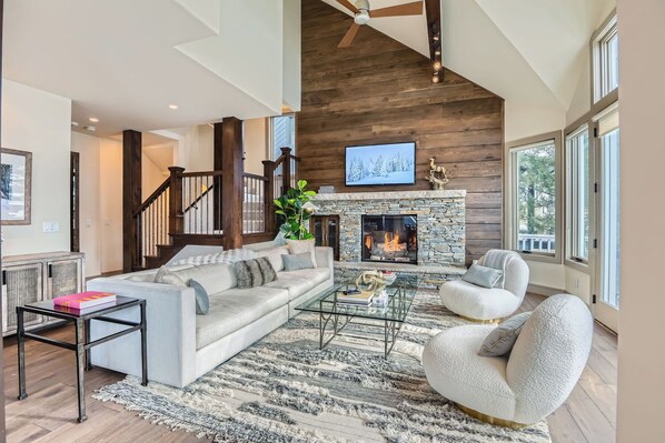 Smart TV y chimenea 