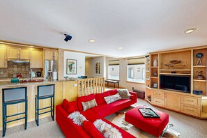 Televisión, chimenea, futbolito y tenis de mesa 