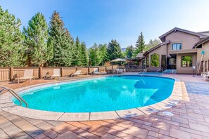 A heated pool - Cozy ski condo with patio, fireplace, WiFi, shared pool & hot tub, walk to lifts (Sun Valley)