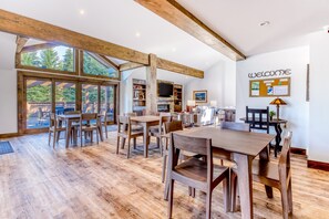 Dining - Cozy ski condo with patio, fireplace, WiFi, shared pool & hot tub, walk to lifts (Sun Valley)