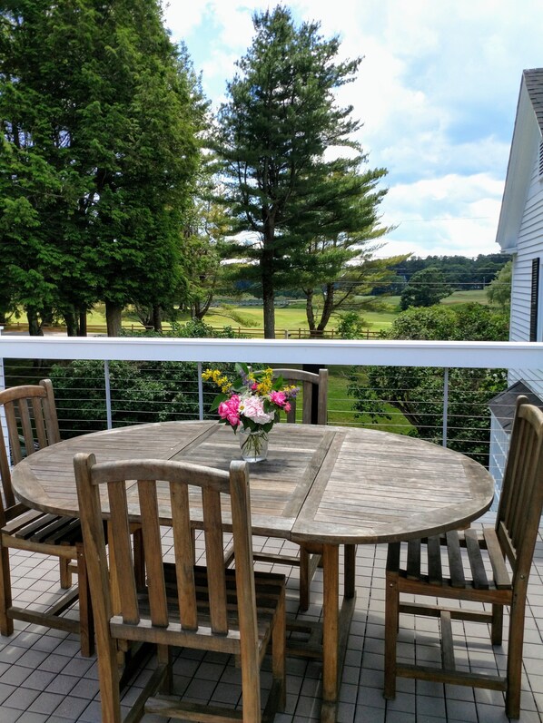 Outdoor dining - Charming Kennebunkport overlooking the Cape Arundel Golf Course (Kennebunkport)