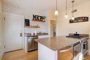 Kylskåp, mikrovågsugn, ugn och spishäll