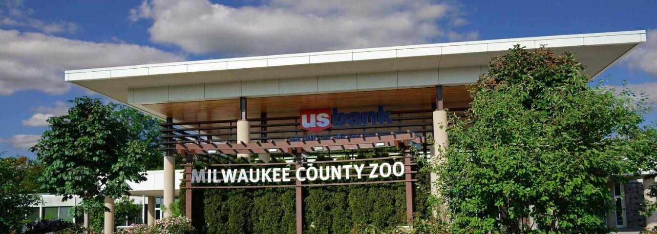 La façade extérieure du zoo du comté de Milwaukee, avec une enseigne de la banque US Bank au-dessus de l’entrée.
