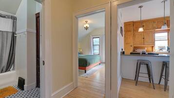 2 bedrooms, desk, iron/ironing board, free WiFi