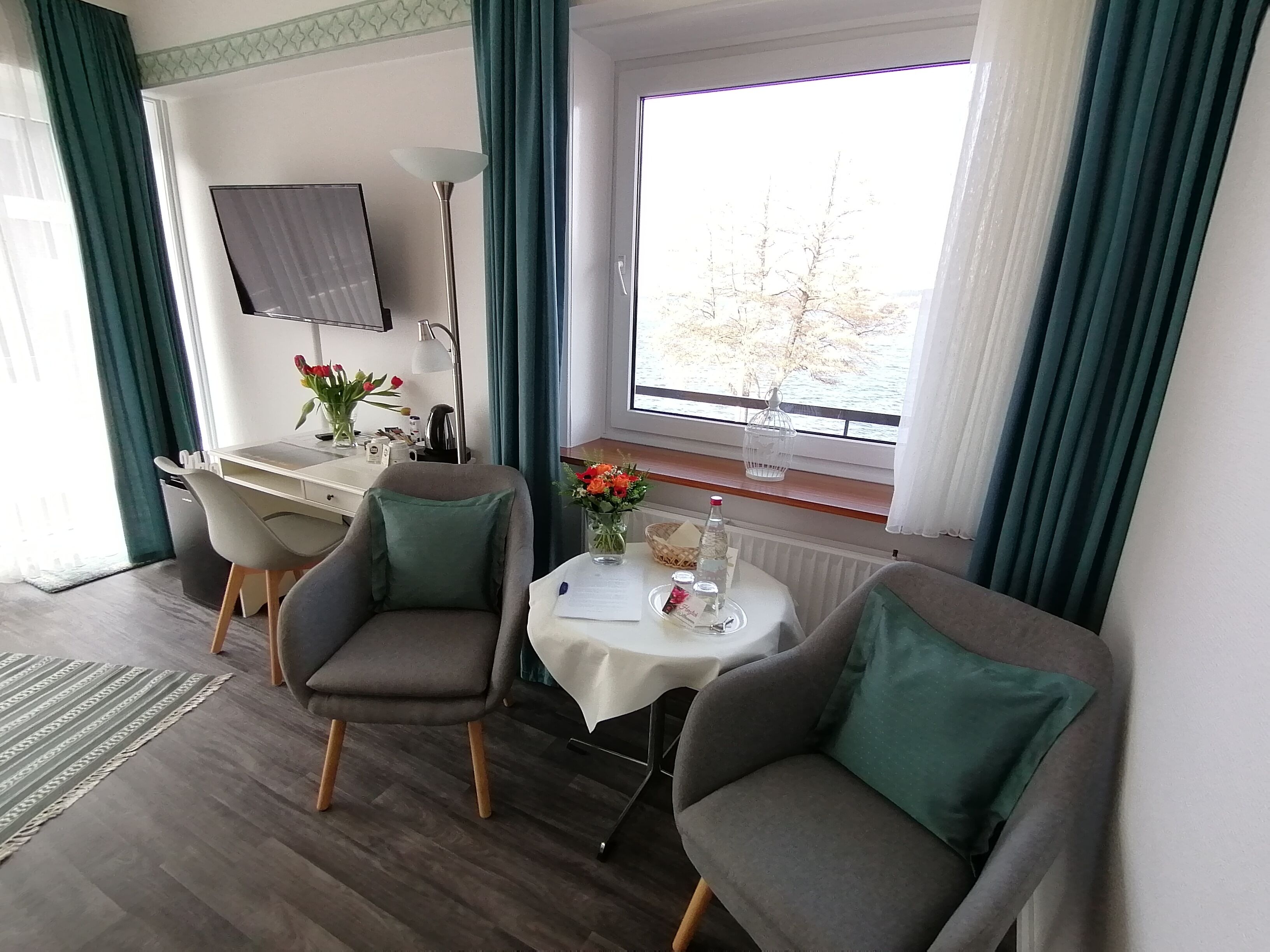 Hypo-allergenic bedding, in-room safe, desk, laptop workspace