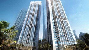 Due edifici moderni di grandi dimensioni, caratterizzati da facciate in vetro riflettente e un'imponente verticalità.