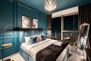 2 soverom, skrivebord, strykejern/-brett og reiseseng for barn