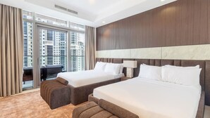 Une chambre d’hôtel avec deux lits, une grande fenêtre donnant sur la ville, un balcon et un design moderne.