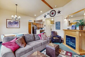 Televisie, een open haard en een dvd-speler