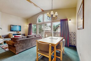 Televisie, een open haard en een dvd-speler