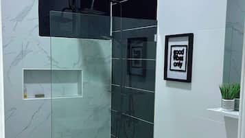 Douche, serviettes fournies, savon, papier toilette