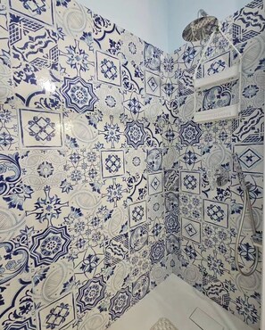 Dusche, Haartrockner, Bidet, Handtücher