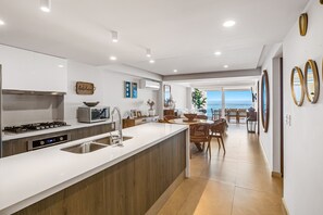 Refrigerador, microondas, horno, placa de cocina