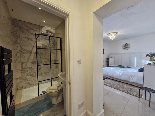 Une salle de bain moderne avec une douche à parois de verre, une baignoire et des toilettes.