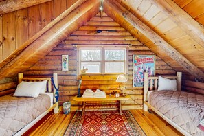 3 bedrooms, iron/ironing board, Internet, bed sheets - Cozy log cabin & loft, close to recreation, dog-friendly, bbq, balcony, a/c, w/d (Barnard)