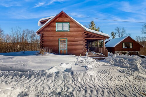 Cozy log cabin & loft, close to recreation, dog-friendly, bbq, balcony, a/c, w/d