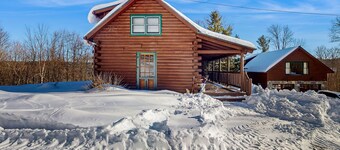 Cozy log cabin & loft, close to recreation, dog-friendly, bbq, balcony, a/c, w/d