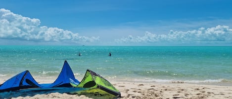 Espreguiçadeiras, toalhas de praia