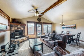 TV, fireplace, DVD player, books - Cozy mountain townhome with deck, jetted tub, and gas fireplace (Estes Park)