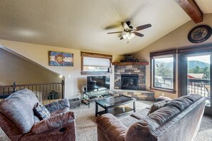 TV, fireplace, DVD player, books - Cozy mountain townhome with deck, jetted tub, and gas fireplace (Estes Park)