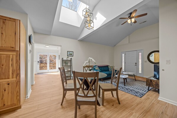 TV - Quiet and peaceful mountain retreat outside of Asheville with central air (Candler)