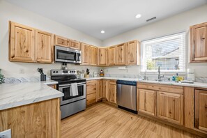 Fridge, microwave, oven, stovetop - Quiet and peaceful mountain retreat outside of Asheville with central air (Candler)