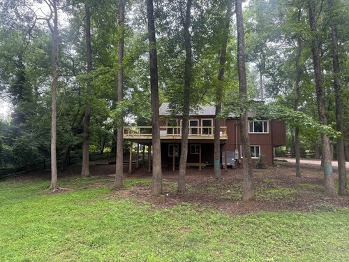TREEHOUSE NOW AVAILABLE! 
A 5-bedroom, 2 driveways, 1.2 acres. 807 Brunson Drive