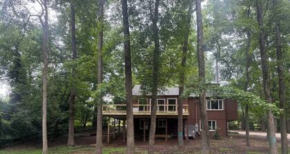 TREEHOUSE NOW AVAILABLE!
A 5-bedroom, 2 driveways, 1.2 acres. 807 Brunson Drive