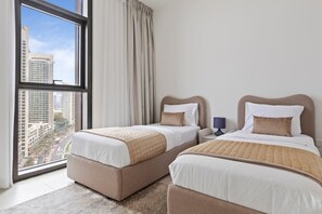 2 chambres, bureau, fer et planche à repasser, lit de bébé portatif