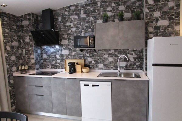 Frigorifero, microonde, forno, lavastoviglie