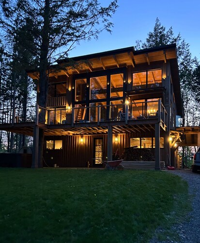Wentworth's Glade and Trail Lodge. Ski/Bike chalet for Guests on Alpine Run