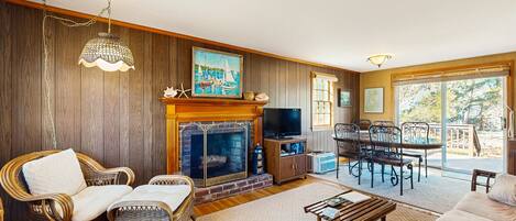 Télévision, lecteur de DVD, livres, vidéothèque