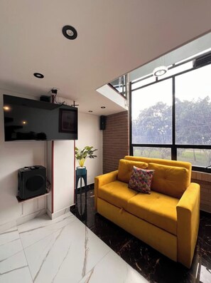 Smart TV - Comfortable double-height Normandy (Bogotá)