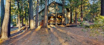 Cozy family-friendly home with air hockey, grill, deck, & nearby activities