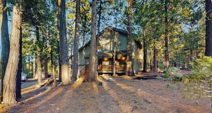 Cozy family-friendly home with air hockey, grill, deck, & nearby activities