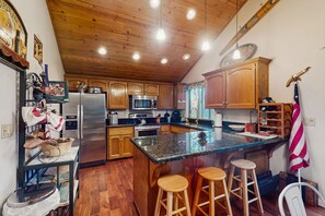 Geladeira, micro-ondas, fogão, cooktop