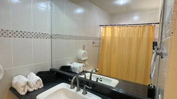 Serviettes fournies, savon, shampoing, papier toilette