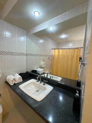 Toallas, jabón, shampoo, papel de baño 