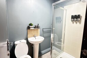 Apartment | Bilik Mandi | Pancuran mandi, kelengkapan dandanan diri percuma, tuala disediakan 