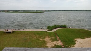 Une vue sur le lac, avec une table de pique-nique et un sentier pédestre.