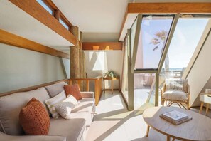 TV, offices - Luxe Oceanfront w/ HotTub | Icon of Mission Beach (San Diego)