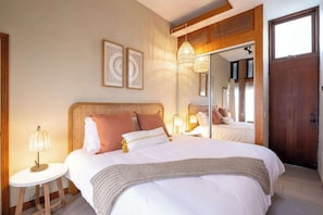 2 bedrooms, iron/ironing board, travel cot, WiFi - Luxe Oceanfront w/ HotTub | Icon of Mission Beach (San Diego)