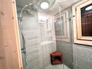 Ducha, secador de pelo, toallas y jabón